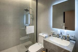 Et badeværelse på Delmar Luxury 2BR Apartment 5 + 15 billeder