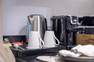 Kaffe- og tefaciliteter på Delmar Luxury 2BR Apartment 5