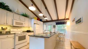 Una cocina con gabinetes blancos y encimera. en BARNHILL B DUPLEX Duplex, en Jekyll Island
