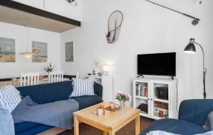 Μια τηλεόραση ή/και κέντρο ψυχαγωγίας στο Stunning Home In Vestervig With Sauna