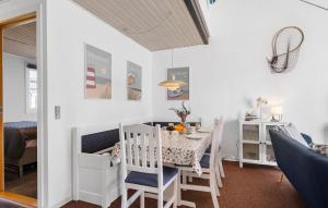 Χώρος καθιστικού στο Stunning Home In Vestervig With Sauna