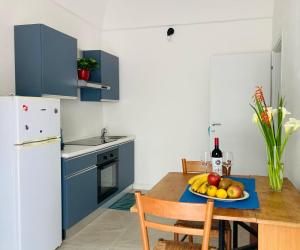 a kitchen with a table with a plate of fruit on it at Il Melograno in Martis