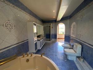 Ένα μπάνιο στο Watermill in the mountains with private pool +47 φωτογραφίες