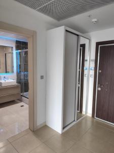 スコピエにあるSkyline 25 apartment, CEVAHIR SKY CITY SKOPJE, free parkingのトイレと洗面台付きのバスルーム
