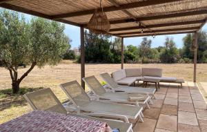 Un grupo de sillas y una mesa en un patio. en Son Floriana, en Son Servera