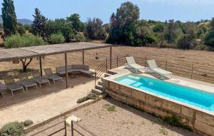 una piscina en un campo con sillas en Son Floriana, en Son Servera