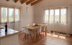 Un comedor con una mesa y sillas blancas. en Son Floriana, en Son Servera