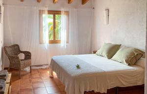 Un dormitorio con una cama y una ventana y una silla. en Son Floriana, en Son Servera 21 fotos más