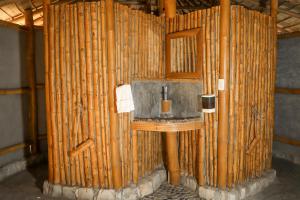 シウダー・バージェスにあるEco Hotel Casa Kimaの部屋に洗面台がある竹製のバスルーム