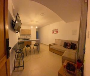 SantiagoHoltalia的客厅里有一张沙发和一张桌子。