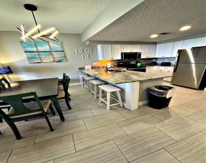 代托纳海滩Vacation in Comfort and luxury - 3 BR Direct Oceanfront - Wyndham Ocean Walk Resort 2425的中间设有大岛的大厨房 更多37张照片