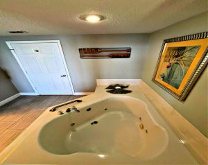Vacation in Comfort and luxury - 3 BR Direct Oceanfront - Wyndham Ocean Walk Resort 2425的一间浴室