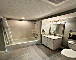 Vacation in Comfort and luxury - 3 BR Direct Oceanfront - Wyndham Ocean Walk Resort 2425的一间浴室