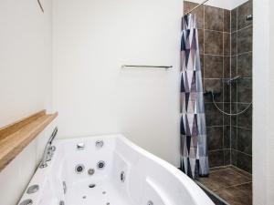 Et badeværelse på 4 star holiday home in Børkop + 32 billeder