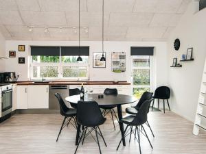 Køkken eller tekøkken på 4 star holiday home in Børkop