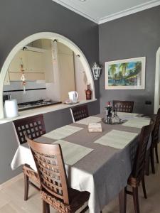 una sala da pranzo con un tavolo e una cucina di Grande Appartamento a 2 Passi dal Mare con Comfort a Silvi Marina