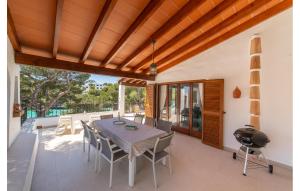 Un comedor con mesa y sillas en un patio. en Jacaranda, en Cacla D'or 28 fotos más
