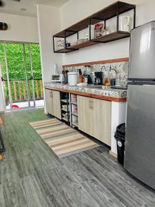 una cocina con refrigerador y encimera en Casa MONO, en Santa Teresa Beach