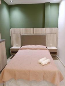 a bedroom with a large bed with two towels on it at Temporarios Moritan 1B in Posadas