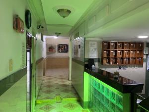 einen Flur eines Gebäudes mit einer Bar darin in der Unterkunft HOTEL DEl PARQUE in Buga