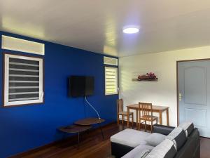 Una televisión o centro de entretenimiento en Gîte des Flamboyants Orion Pk 14