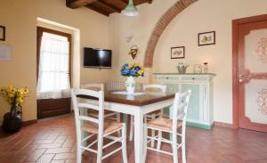 Televízia a/alebo spoločenská miestnosť v ubytovaní Agriturismo Le Buche di Viesca