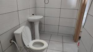a small bathroom with a toilet and a sink at Apto privativo in Rio Branco