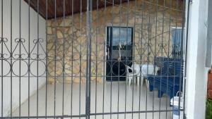 a gate with a dog inside of a house at Apto privativo in Rio Branco