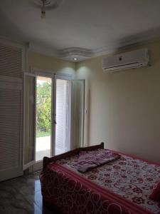 Ένα ή περισσότερα κρεβάτια σε δωμάτιο στο فيلا خاصة بالساحل الشمالى 11 +14 φωτογραφίες