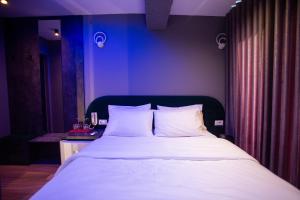 Postel nebo postele na pokoji v ubytování The Bubbles - Jacuzzi Rooms Tirana