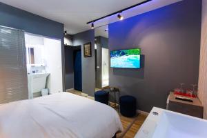 Postel nebo postele na pokoji v ubytování The Bubbles - Jacuzzi Rooms Tirana