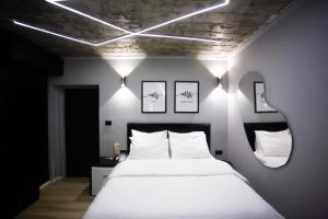 Postel nebo postele na pokoji v ubytování The Bubbles - Jacuzzi Rooms Tirana