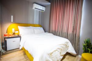 Postel nebo postele na pokoji v ubytování The Bubbles - Jacuzzi Rooms Tirana