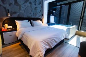 Postel nebo postele na pokoji v ubytování The Bubbles - Jacuzzi Rooms Tirana