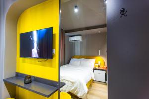 Postel nebo postele na pokoji v ubytování The Bubbles - Jacuzzi Rooms Tirana