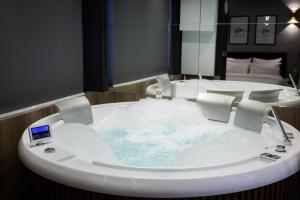 Postel nebo postele na pokoji v ubytování The Bubbles - Jacuzzi Rooms Tirana