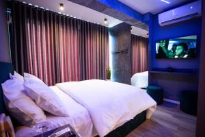Postel nebo postele na pokoji v ubytování The Bubbles - Jacuzzi Rooms Tirana