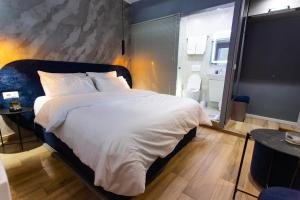 Postel nebo postele na pokoji v ubytování The Bubbles - Jacuzzi Rooms Tirana