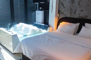 Postel nebo postele na pokoji v ubytování The Bubbles - Jacuzzi Rooms Tirana
