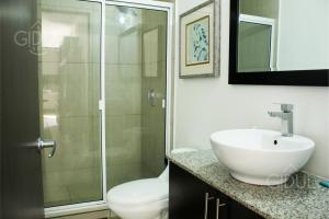 Ένα μπάνιο στο The Luxury Apartment