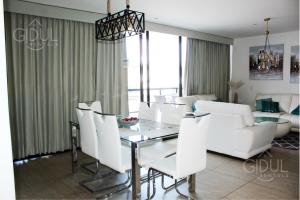 Χώρος καθιστικού στο The Luxury Apartment