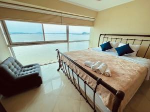 a bedroom with a bed with a view of the ocean at Suite frente al río en Puerto Santa Ana Riverfront in Guayaquil +102 photos
