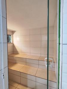 Duas BarrasにあるFazenda Santa Cruzの部屋の中にトイレ付きの小さなバスルーム