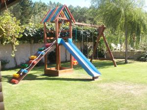 Kawasan permainan kanak-kanak di Cabañas de Lires