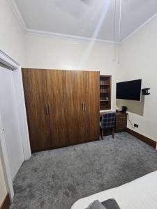 TV a/nebo společenská místnost v ubytování Spacious Large Double Room With Private bathroom