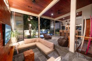 Et opholdsområde på 4 Bed with pool Padang Padang Indah Villa