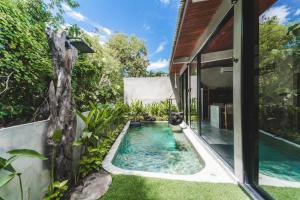 Swimmingpoolen hos eller tæt på 4 Bed with pool Padang Padang Indah Villa