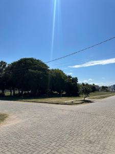 an empty road with trees in the background at Casa de 2 dormitórios com piscina in Pelotas
