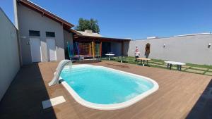 a swimming pool with a hot tub in a backyard at TROPICAL LAZER E EVENTOS - Casa em Lucas do Rio Verde in Lucas do Rio Verde