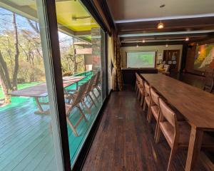 una sala de conferencias con una mesa larga y sillas en 最大23名宿泊 源泉温泉 ホームシアター 客室8部屋 那須グリーン温泉, en Nasu